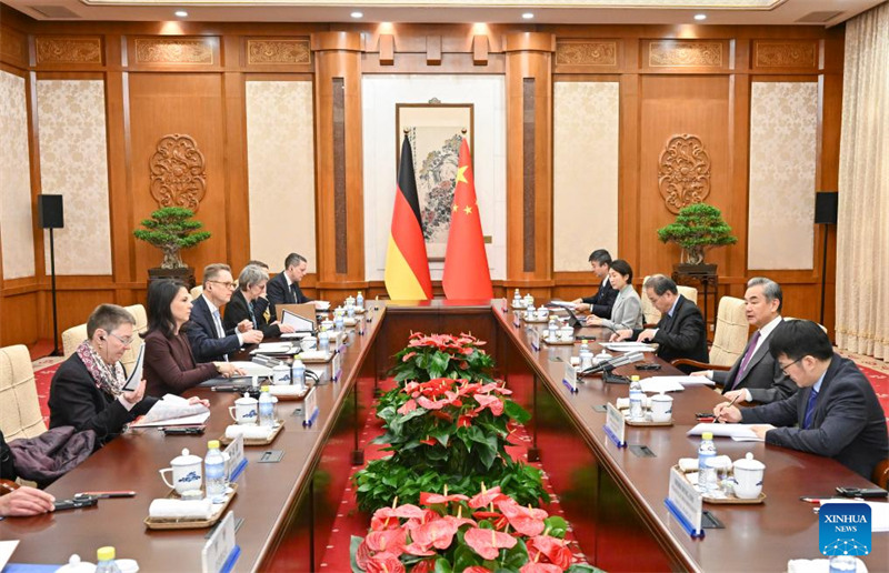 Waziri wa Mambo ya Nje wa China Wang Yi, ambaye pia ni Mjumbe wa Ofisi ya Siasa ya Kamati Kuu ya Chama cha Kikomunisti cha China (CPC), na Waziri wa Mambo ya Nje wa Ujerumani Annalena Baerbock wakiongoza kwa pamoja raundi ya saba ya Mazungumzo ya Kimkakati ya China na Ujerumani juu ya mambo ya Diplomasia na Usalama mjini Beijing, mji mkuu wa China, Desemba 2, 2024. (Xinhua/Yin Bogu)