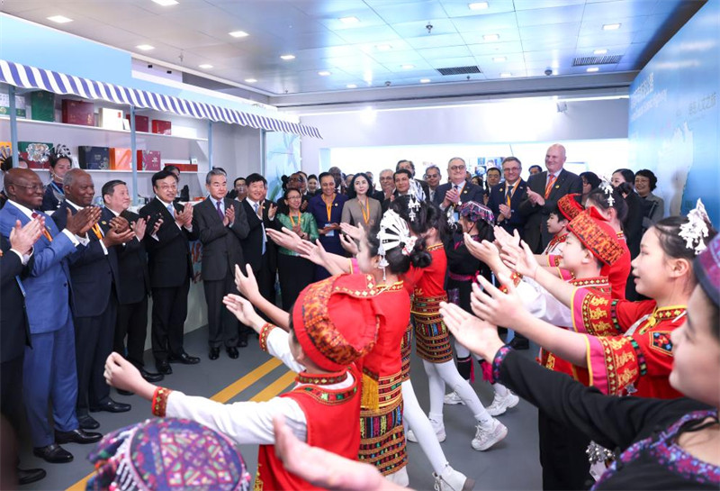 Waziri wa Mambo ya Nje wa China Wang Yi, ambaye pia ni Mjumbe wa Ofisi ya Siasa ya Kamati Kuu ya Chama cha Kikomunisti cha China (CPC), akitazama onyesho pamoja na wageni katika shughuli ya kutangaza Bandari ya Biashara Huria ya Hainan iliyoandaliwa na Wizara ya Mambo ya Nje ya China mjini Beijing, mji mkuu wa China, Desemba 4, 2024. (Xinhua/Pang Xinglei)