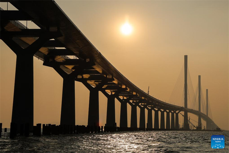 Barabara mpya ya kuvuka baharini yafunguliwa kwa matumizi katika Mkoani Guangdong