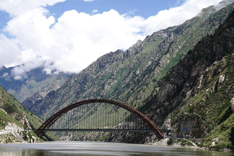 Picha iliyopigwa tarehe 11, Julai ikionesha Daraja kubwa lenye njia mbili la Mto Yarlung Tsangpo kwenye Bonde la Zangmu lenye urefu wa mita 525.1, na tao lake kuu lina upana wa mita 430. (Picha na Liu Hongming/Xinhua)