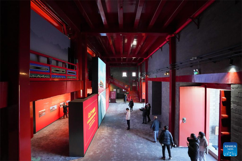 Watu wakitembelea maonyesho ndani ya jengo la Mnara wa Kale wa Kupigia Mishale wa Zhengyangmen mjini Beijing, Desemba 26, 2024. (Xinhua/Ju Huanzong)