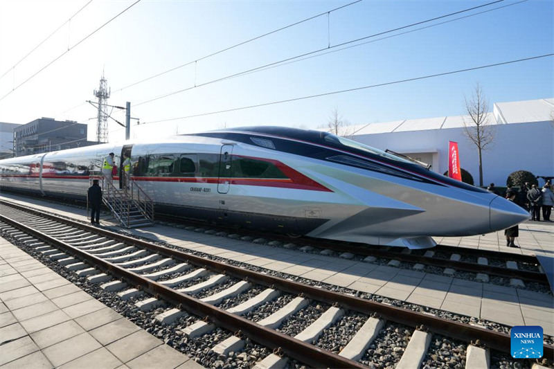 Picha hii ikionyesha treni ya mwendokasi ya CR450AF mjini Beijing, mji mkuu wa China, Desemba 29, 2024. (Xinhua/Ju Huanzong)
