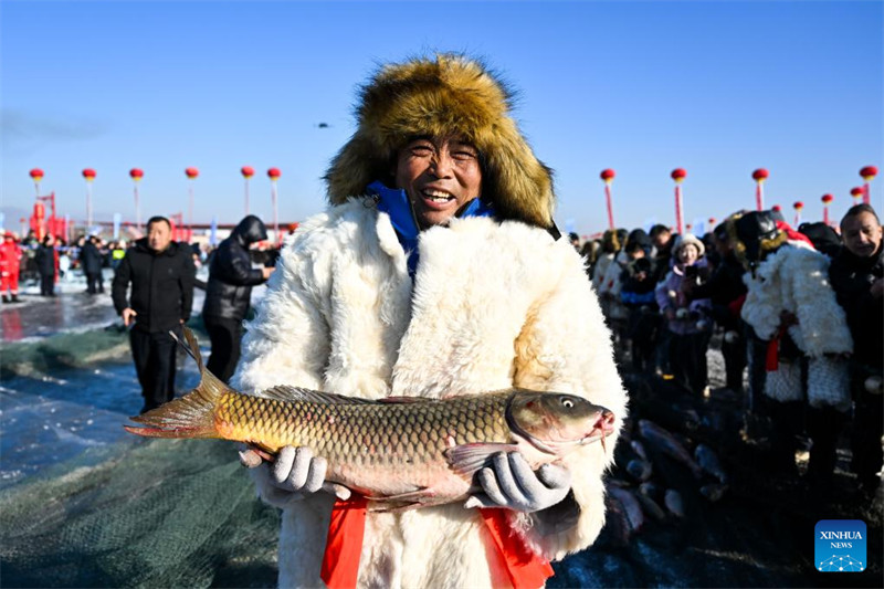 Shughuli za uvuvi wa majira ya baridi yafanyika sehemu mbalimbali China