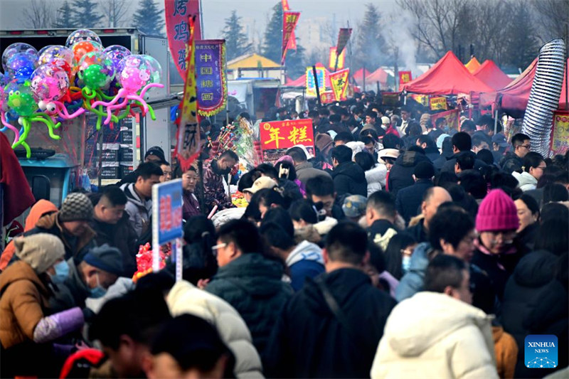Watu wakichagua bidhaa kwenye Gulio la Poli lililoko Eneo Jipya la Xihai’an la Qingdao , Mkoa wa Shandong, Mashariki mwa China, Januari 18, 2025. (Xinhua/Li Ziheng)