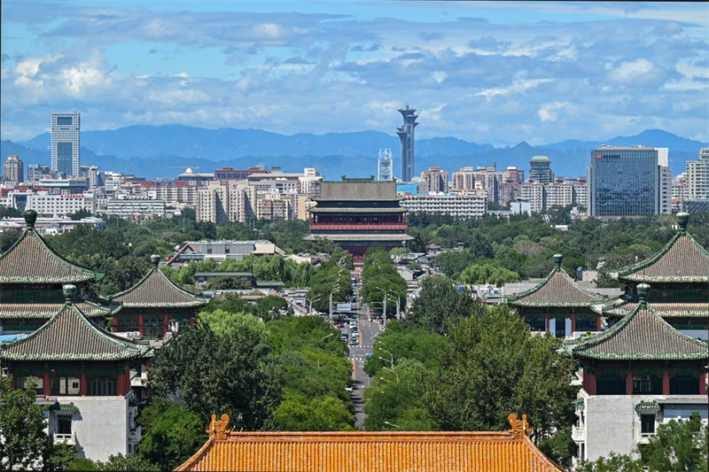 Picha hii iliyopigwa Agosti 12, 2024 ikionyesha Jengo la Ngoma   linaloonekana kutoka Kilima cha Jingshan kwenye njia ya mstari wa katikati ya Beijing siku ya jua kali mjini Beijing, China. (Xinhua/Li Xin)