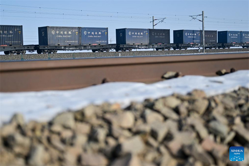 Treni moja ya mizigo ya makaa ya mawe ikipita kwenye reli katika Mkoa unaojiendesha wa Kabila la Wauygur wa Xinjiang, kaskazini-magharibi mwa China, Januari 21, 2025. (Xinhua/Ding Lei)