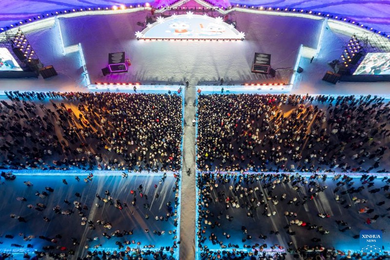 Picha ya droni iliyopigwa Januari 31, 2025 ikionyesha watu wakitembelea Bustani ya Theluji na Barafu ya Harbin mjini Harbin, Mkoa wa Heilongjiang, kaskazini mashariki mwa China. (Xinhua/Zhang Tao)