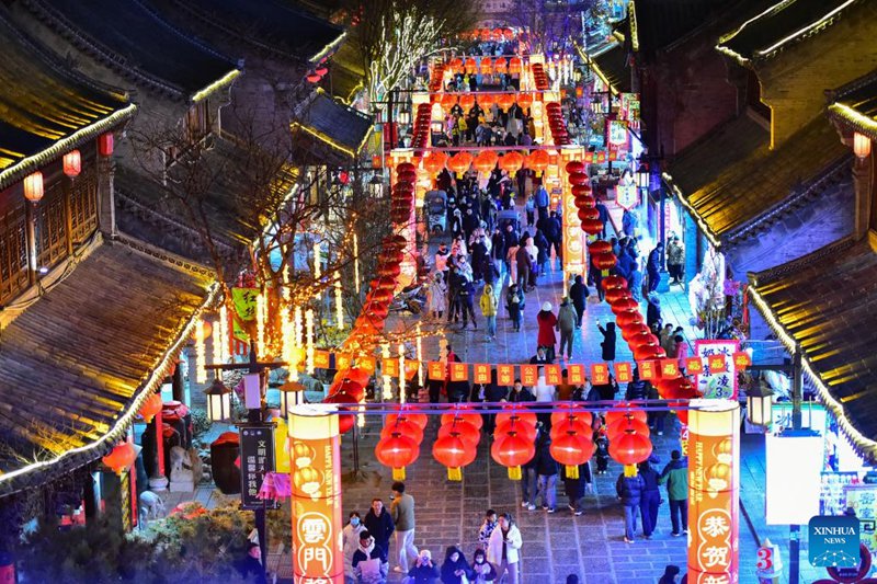 Watalii wakitembelea eneo la kivutio cha watalii katika Mji wa Qingzhou, Mkoa wa Shandong, mashariki mwa China, Februari 4, 2025. (Picha na Wang Jilin/Xinhua)