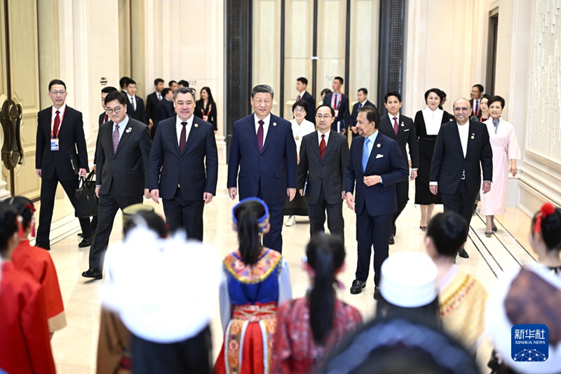 Mchana wa tarehe 7, Februari, watoto 40 wanaovaa mavazi ya kikabila wakiimba wimbo wa kienyeji wa Mkoa wa Heilongjiang wa China “Ngalawa kwenye Mto Wusuli”,  kwa kuwakaribisha wageni waheshimiwa wa kimataifa. (Yan Yan/Xinhua)