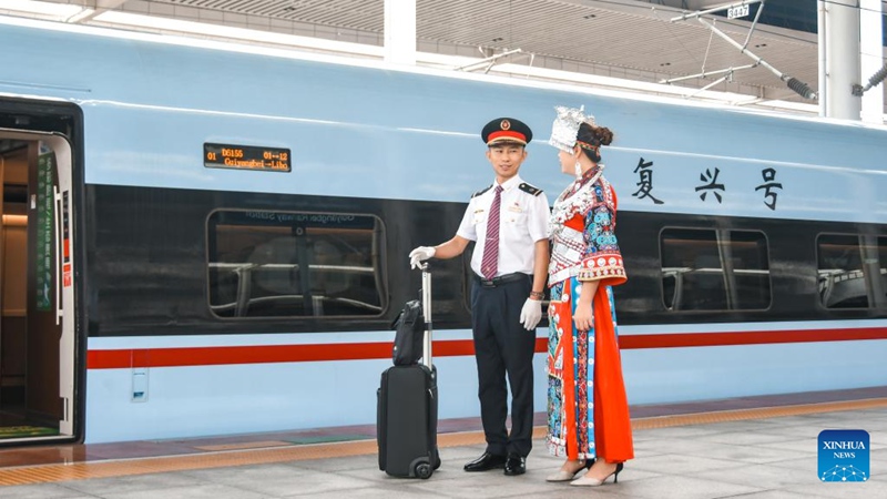 Lu Jinsheng na mkewe wakishiriki kwenye shughuli ya uzinduzi wa sehemu ya Guizhou ya reli ya mwendokasi kati ya Guiyang na Nanning katika stesheni ya reli ya Guiyang kaskazini mjini Guiyang, Mkoani Guizhou, kusini-magharibi mwa wa China, Agosti 8, 2023. (Picha na Long Jianrui/Xinhua)