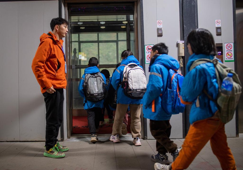 Wanafunzi kutoka Kijiji cha Nizhuhe wakijiandaa kupanda lifti ya utalii wakiwa njiani kuelekea shuleni katika Tarafa ya Puli ya Mji wa Xuanwei, Mkoa wa Yunnan, kusini-magharibi mwa China, Februari 23, 2025. (Xinhua/Jiang Wenyao)