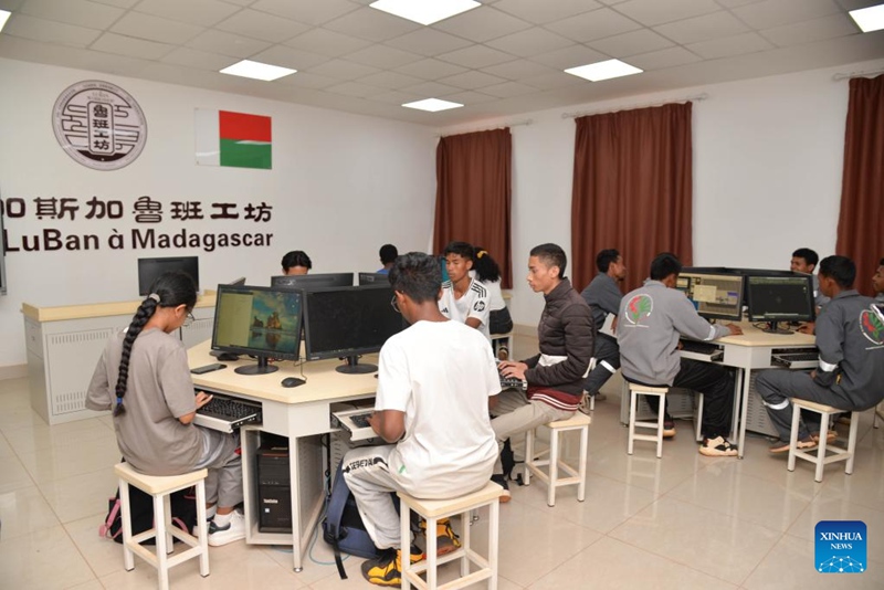 Wanafunzi katika taaluma ya teknolojia ya habari wakiwa katika kipindi cha masomo kwa vitendo kwenye Karakana ya Luban mjini  Antananarivo, Madagascar, Februari 10, 2025. (Picha na Sitraka Rajaonarison/Xinhua)