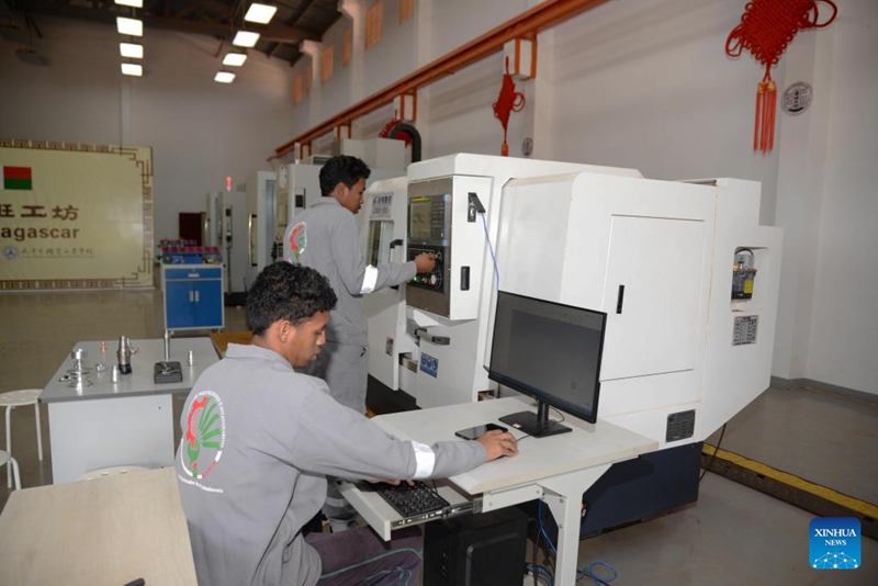 Wanafunzi katika taaluma ya uhandisi wa mitambo wakiwa katika kipindi cha masomo kwa vitendo kwenye Karakana ya Luban mjini  Antananarivo, Madagascar, Februari 10, 2025. (Picha na Sitraka Rajaonarison/Xinhua)