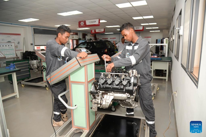 Wanafunzi katika taaluma ya ukarabati wa magari wakiwa katika kipindi cha masomo kwa vitendo kwenye Karakana ya Luban mjini  Antananarivo, Madagascar, Februari 10, 2025. (Picha na Sitraka Rajaonarison/Xinhua)