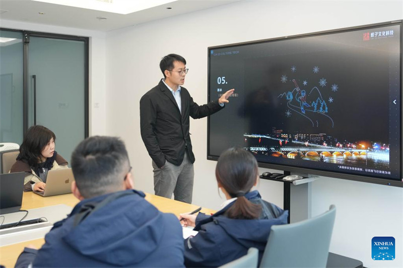 Meneja kijana atafuta uvumbuzi katika shughuli za kijadi za fataki za fashifashi