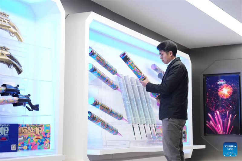 Meneja kijana atafuta uvumbuzi katika shughuli za kijadi za fataki za fashifashi