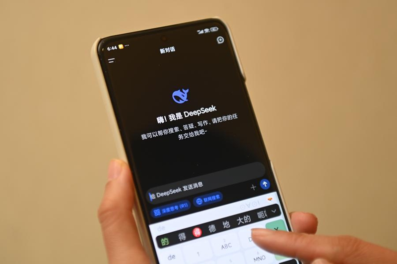 Mtu akitumia programu ya DeepSeek kwenye simu ya mkononi Februari 17, 2025. (Xinhua/Huang Zongzhi)