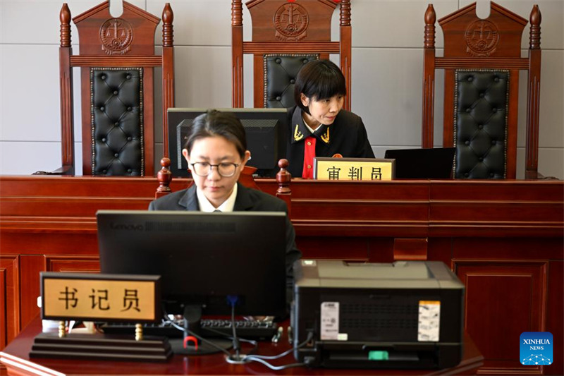 Hou Yanrong (kulia), jaji katika Mahakama ya Umma ya Eneo la Haidian la Beijing, akiendesha kesi mtandaoni katika Mahakama mjini Beijing, Machi 6, 2025. (Xinhua/Huang Bohan)