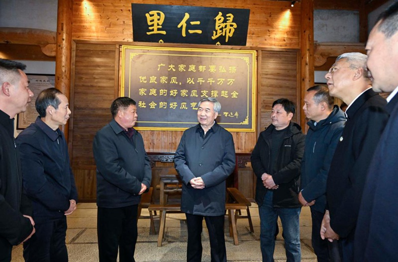 Li Xi, mjumbe wa Kamati ya Kudumu ya Ofisi ya Siasa ya Kamati Kuu ya Chama cha Kikomunisti cha China (CPC) ambaye pia ni katibu wa Kamati Kuu ya Ukaguzi wa Nidhamu ya CPC, akitembelea Kijiji cha Wangkou cha Wilaya ya Wuyuan katika mji wa Shangrao, Mkoa wa Jiangxi, mashariki mwa China, Machi 18, 2025. (Xinhua/Yue Yue Yue)