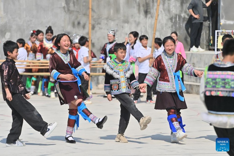 Sherehe yafanyika kabla ya Sikukuu ya Sanyuesan kwenye shule ya msingi mkoani Guangxi, China