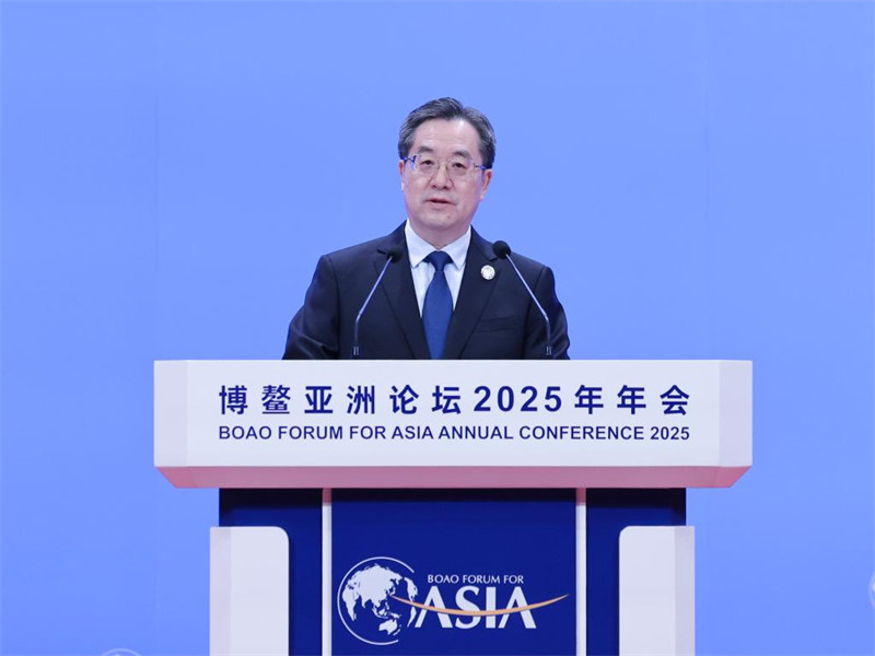 Naibu Waziri Mkuu wa China Ding Xuexiang, ambaye pia ni mjumbe wa Kamati ya Kudumu ya Ofisi ya Siasa ya Kamati Kuu ya Chama cha Kikomunisti cha China (CPC), akihutubia ufunguzi wa Mkutano wa Mwaka 2025 wa Baraza la Asia la Boao mjini Boao, Mkoani Hainan, kusini mwa China, Machi 27, 2025. (Xinhua/Yao Dawei)