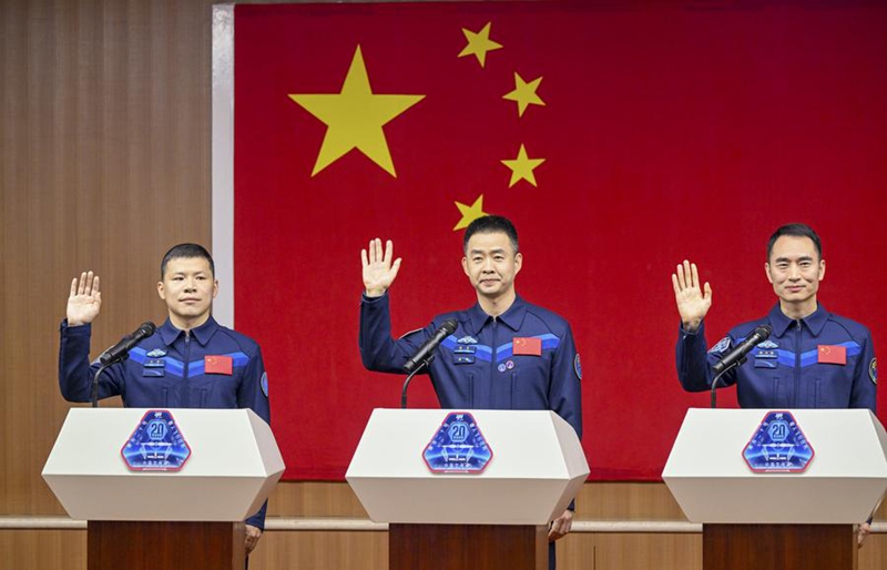 Wanaanga watakaotekeleza jukumu la safari ya chombo cha anga ya juu cha Shenzhou-20 Chen Dong (katikati), Chen Zhongrui (kulia) na Wang Jie wakikutana na waandishi wa habari kwenye Kituo cha Kurushia Satalaiti cha Jiuquan, kaskazini-magharibi mwa China tarehe 23 Aprili 2025. (Xinhua/Lian Zhen)