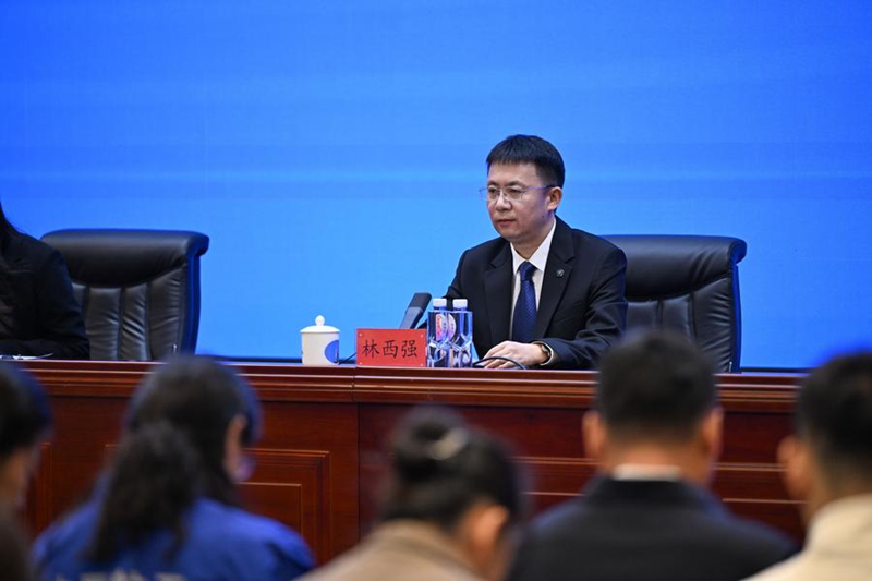 Lin Xiqiang, msemaji na naibu mkurugenzi wa Shirika la Anga ya Juu la China, akizungumza kwenye mkutano na waandishi wa habari kuhusu jukumu la safari ya wanaanga wa chombo cha anga ya juu cha Shenzhou-20 kwenye Kituo cha Kurushia Satalaiti cha Jiuquan, kaskazini-magharibi mwa China, Aprili 25, 2024. (Xinhua/Bei He)