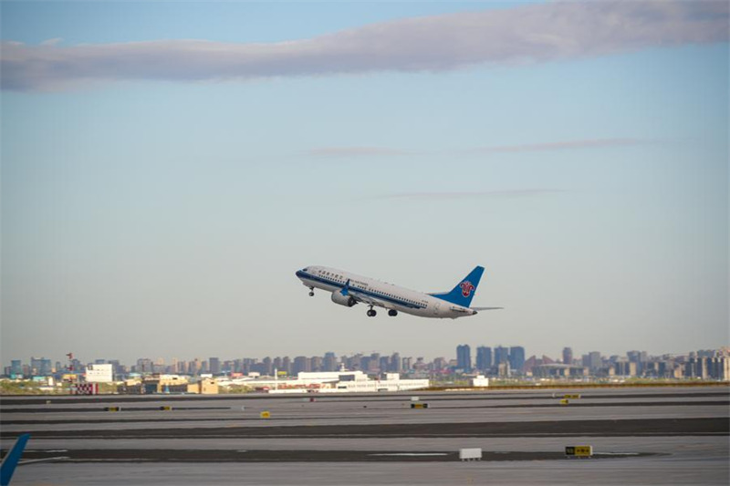 Ndege inayoelekea Guangzhou, Mkoa wa Guangdong ikipaa kwenye Uwanja wa Ndege wa Kimataifa wa Tianshan mjini Urumqi, Mkoani  Xinjiang, kaskazini-magharibi mwa China, Aprili 17, 2025. (Xinhua/Xu Hongyan)