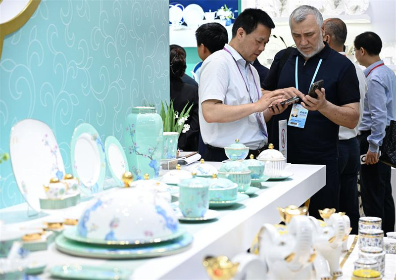 Mnunuzi wa ng'ambo akitembelea eneo la vyombo vya kaure la Maonyesho ya 137 ya Uagizaji na Uuzaji Nje Bidhaa ya China mjini Guangzhou, Mkoani Guangdong, kusini mwa China, Aprili 23, 2025. (Xinhua/Deng Hua) 