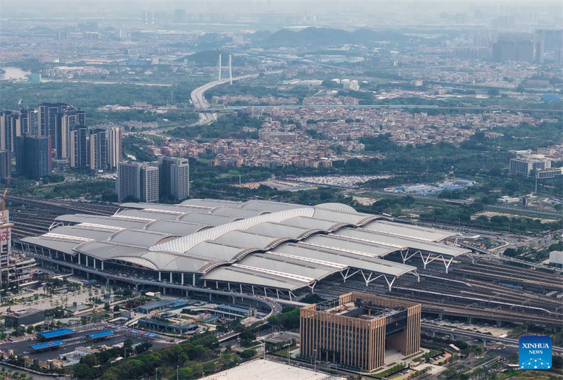 Picha iliyopigwa Aprili 28, 2025 ikionyesha Stesheni ya Reli ya Guangzhou Kusini, ambayo itaunganishwa kupitia njia kiunganishi na Stesheni ya Reli ya Guangzhou mjini Guangzhou, Mkoani Guangdong, kusini mwa China. (Xinhua/Liu Dawei)