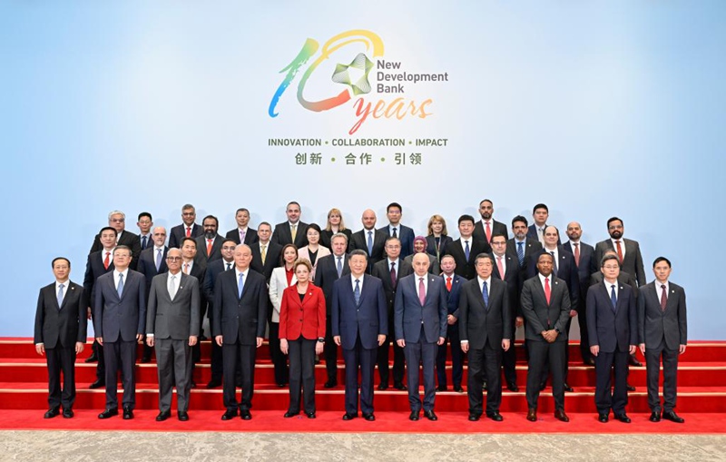 Rais wa China Xi Jinping akitembelea Benki ya Maendeleo Mapya na kukutana na Dilma Rousseff, mkuu wa benki hiyo, mjini Shanghai, mashariki mwa China, Aprili 29, 2025. (Xinhua/Yin Bogu)