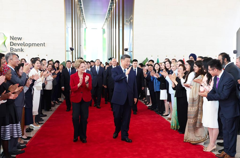 Rais wa China Xi Jinping akitembelea Benki ya Maendeleo Mapya na kukutana na Dilma Rousseff, mkuu wa benki hiyo mjini Shanghai, mashariki mwa China, Aprili 29, 2025. (Xinhua/Huang Jingwen)