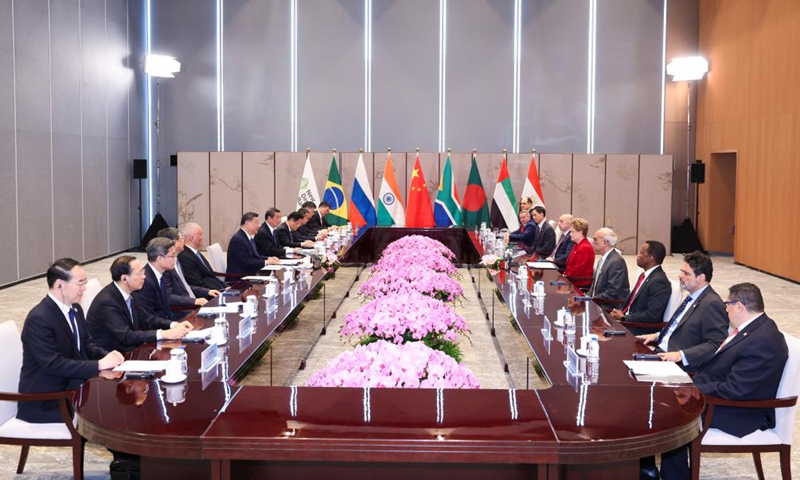 Rais wa China Xi Jinping akitembelea Benki ya Maendeleo Mapya na kukutana na Dilma Rousseff, mkuu wa benki hiyo mjini Shanghai, mashariki mwa China, Aprili 29, 2025. (Xinhua/Huang Jingwen)