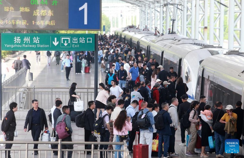 Abiria wakipanda treni katika Stesheni ya Reli ya Yangzhou mjini Yangzhou, Mkoa wa Jiangsu, mashariki mwa China, Aprili 29, 2025. (Picha na Meng Delong/Xinhua)