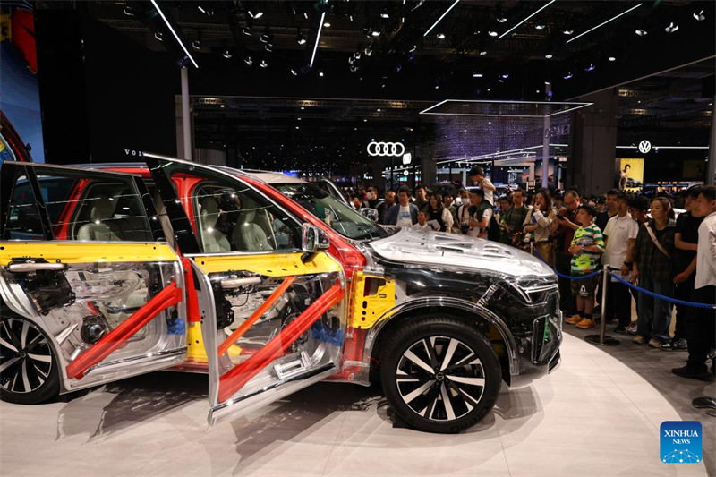 Watembeleaji wakitazama gari la Volvo kwenye Maonyesho ya 21 ya Kimataifa ya Tasnia ya Magari ya Shanghai mjini Shanghai, mashariki mwa China, Mei 1, 2025. (Xinhua/Fang Zhe)