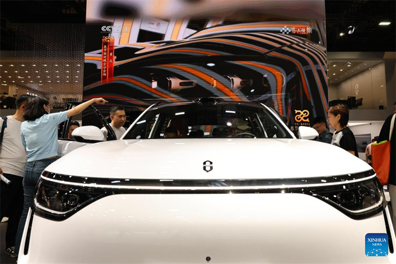 Watu watembelea Maonyesho ya Magari ya Shanghai 2025 katika siku ya kwanza ya likizo ya Siku ya Wafanyakazi