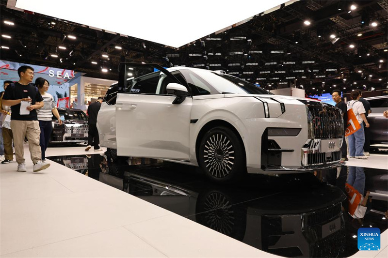 Watu watembelea Maonyesho ya Magari ya Shanghai 2025 katika siku ya kwanza ya likizo ya Siku ya Wafanyakazi