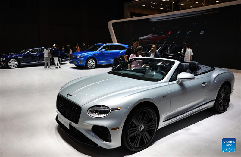 Watu watembelea Maonyesho ya Magari ya Shanghai 2025 katika siku ya kwanza ya likizo ya Siku ya Wafanyakazi