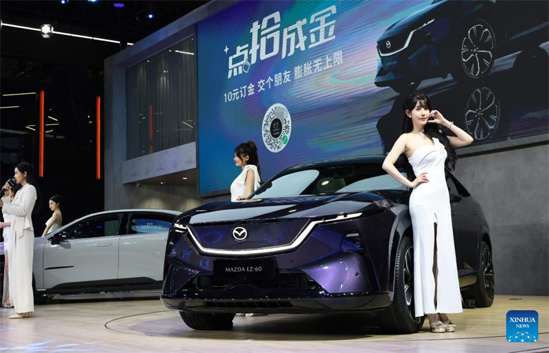 Watu watembelea Maonyesho ya Magari ya Shanghai 2025 katika siku ya kwanza ya likizo ya Siku ya Wafanyakazi