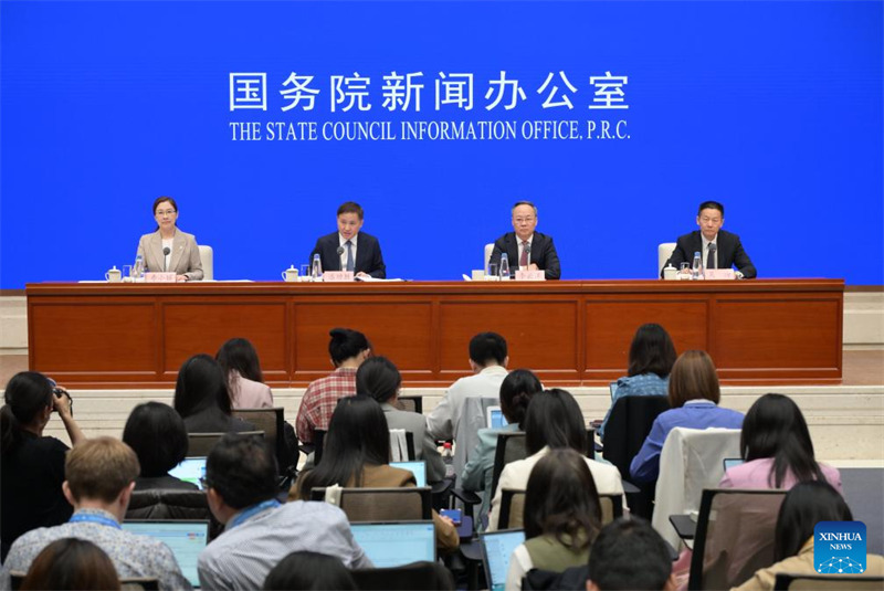 Ofisi ya Habari ya Baraza la Serikali la China ikifanya mkutano na waandishi wa habari juu ya sera za mambo ya fedha ili kutuliza soko na matarajio, mjini Beijing, mji mkuu wa China, Mei 7, 2025. (Xinhua/Li He)