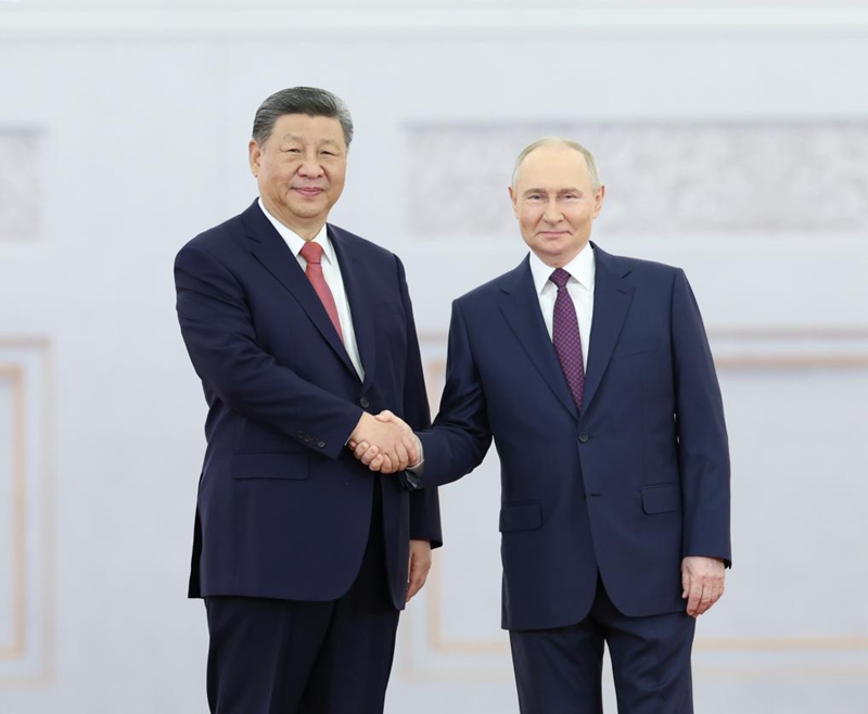 Rais wa China Xi Jinping akipeana mkono na Rais wa Russia Vladimir Putin katika Ikulu ya Kremlin mjini Moscow, Russia, Mei 8, 2025. (Xinhua/Huang Jingwen)