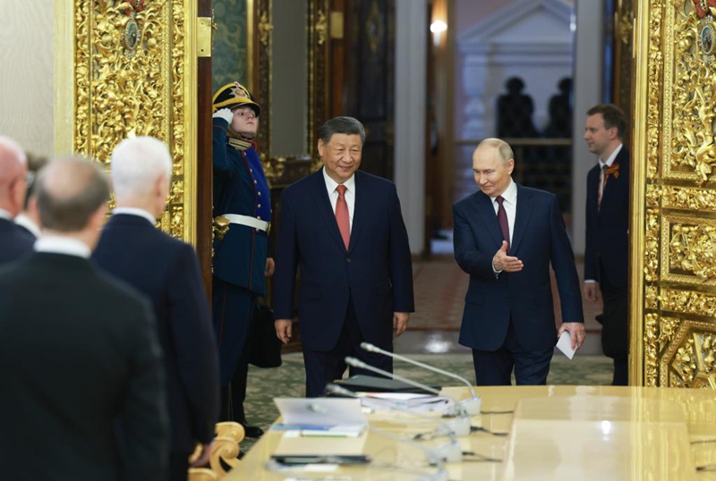 Rais wa China Xi Jinping na Rais wa Russia Vladimir Putin wakiingia kwenye ukumbi wa mazungumzo yao katika Ikulu ya Kremlin mjini Moscow, Russia, Mei 8, 2025. (Xinhua/Wang Ye)
