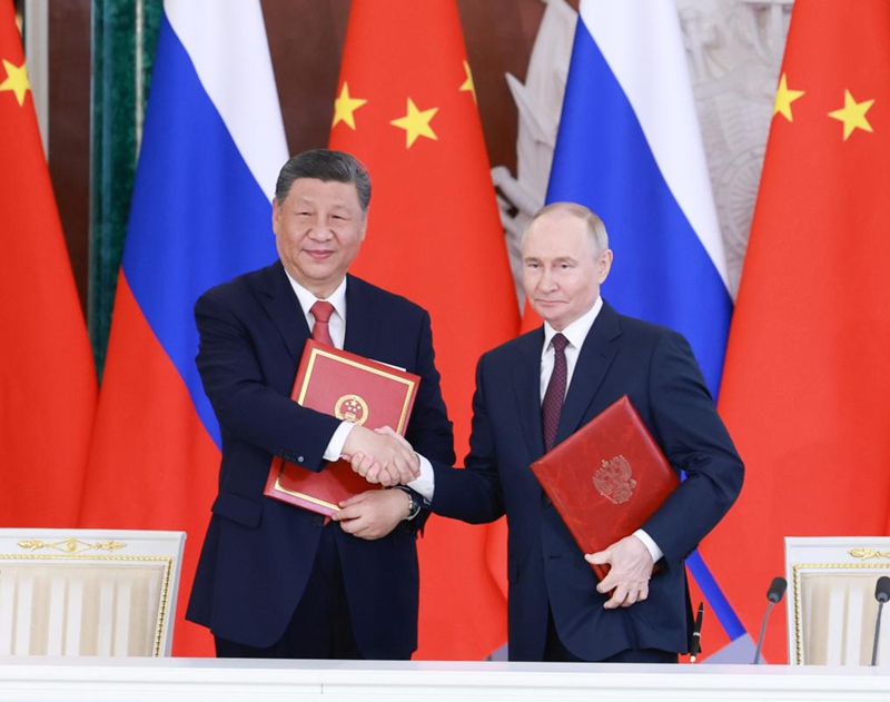 Rais wa China Xi Jinping na Rais wa Russia Vladimir Putin wakipeana mikono baada ya kutia saini taarifa ya pamoja juu ya  kuendeleza kwa kina uhusiano wa wenzi wa ushirikiano wa kimkakati  wa pande zote kati ya China na Russia  wa zama mpya baada ya mazungumzo yao katika Ikulu ya Kremlin mjini Moscow, Russia. (Xinhua/Wang Ye)