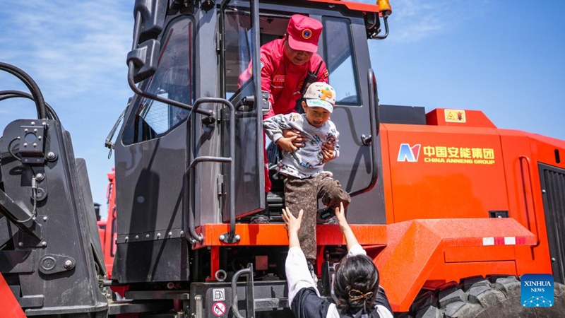 Mtoto akijaribu gari maalum la uhandisi kwenye shughuli ya kuzuia na kupunguza maafa iliyofanyika mjini Guiyang, Mkoa wa Guizhou, kusini-magharibi mwa China, Mei 11, 2025. (Xinhua/Tao Liang) 