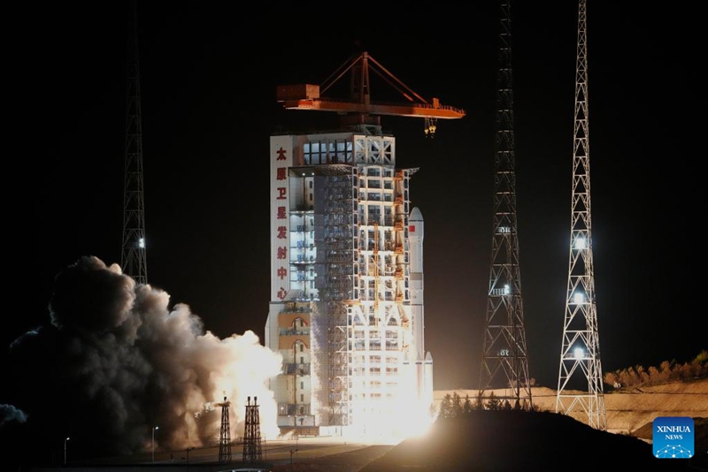 Roketi ya Long March-6 iliyorekebishwa ambayo ilibeba seti ya satalaiti za Yaogan-40 02 ikirushwa kutoka Kituo cha Kurushia Satalaiti cha Taiyuan, Mkoa wa Shanxi, kaskazini mwa China, Mei 11, 2025. (Picha na Zheng Taotao/Xinhua)