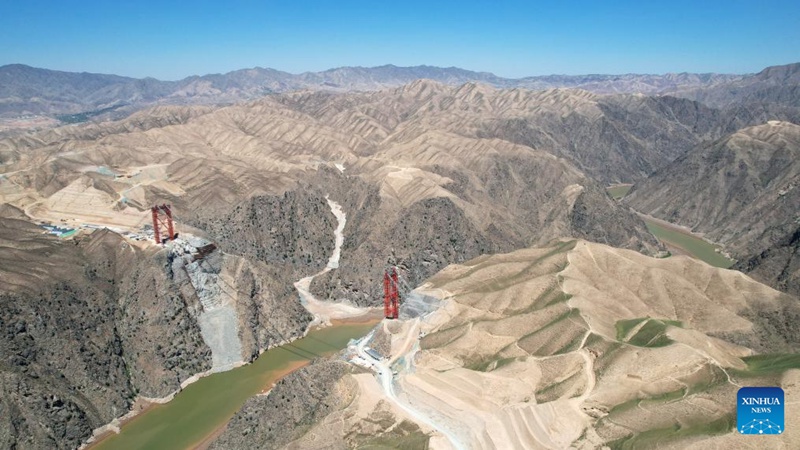 Picha ikionesha mfumo wa kupandisha vifaa na nyenzo za ujenzi kwa nyaya wenye uzito wa tani 500 katika Daraja la Taohe Mkoani Gansu, Kaskazini Magharibi mwa China, Mei 10, 2025. (Xinhua/Chen Bin)