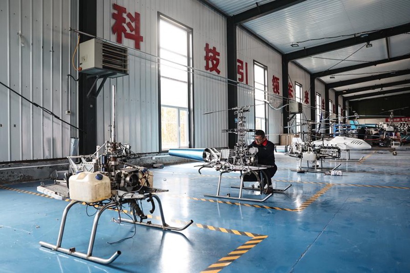 Mhandisi akiunganisha sehemu za helikopta isiyoendeshwa na rubani kwenye karakana ya Kampuni ya Teknolojia ya Faku Zhong Jun Yi UAV katika Wilaya ya Faku ya Mji wa Shenyang, Mkoa wa Liaoning kaskazini mashariki mwa China, Aprili 25, 2025. (Xinhua/Pan Yulong)