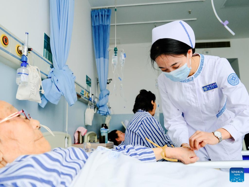 Muuguzi akimtundikia dripu mgonjwa katika Hospitali ya Kimongolia ya Kimataifa ya Mongolia ya Ndani mjini Hohhot, Mkoa unaojiendesha wa Mongolia ya Ndani, Kaskazini mwa China, Mei 12, 2025. (Xinhua/Ma Jinrui)