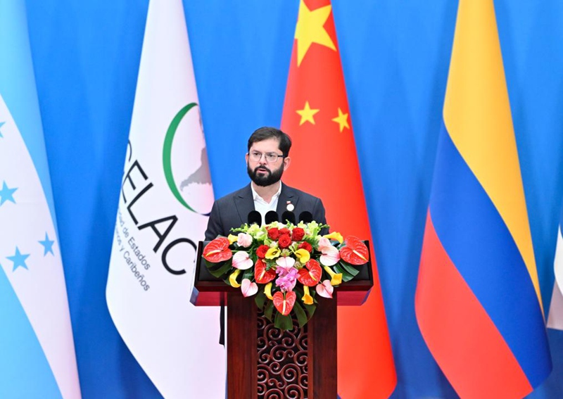Rais wa Chile Gabriel Boric akitoa hotuba kwenye ufunguzi wa mkutano wa nne wa mawaziri wa Jukwaa la China na CELAC (Jumuiya ya Nchi za Latin Amerika na Caribbean) mjini Beijing, Mei 13, 2025. (Xinhua/Yin Bogu)