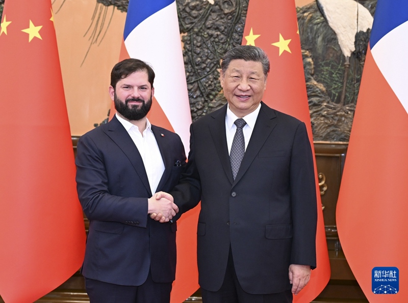 Asubuhi ya tarehe 14, Mei, rais Xi Jinping wa China kwenye Jumba la Mikutano ya Umma la Beijing akikutana na rais Gabriel Boric wa Chile, ambaye yupo nchini China kuhudhuria mkutano wa nne wa mawaziri wa Jukwaa la China na CELAC. (Li Xiang/Xinhua)